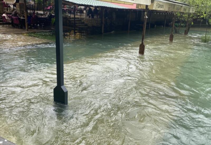 Kiša napravila probleme - poplavljeni restorani u Blagaju